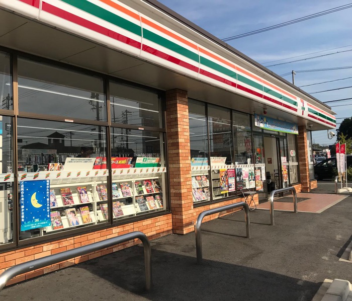 コンビニ　セブンイレブン（コンビニ）まで520m