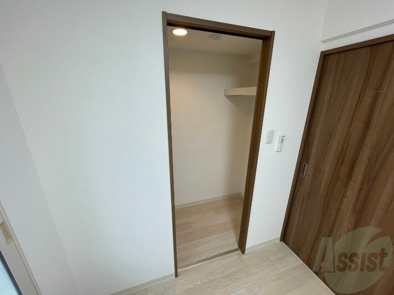 収納　クローゼットを開けてみました。奥行きがありますね。