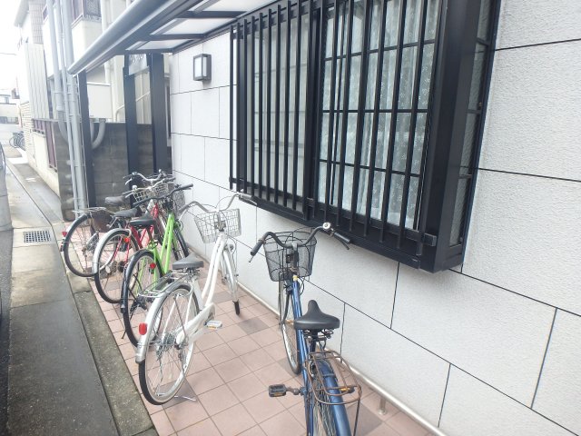 その他共有部分　屋根付き駐輪スペースです