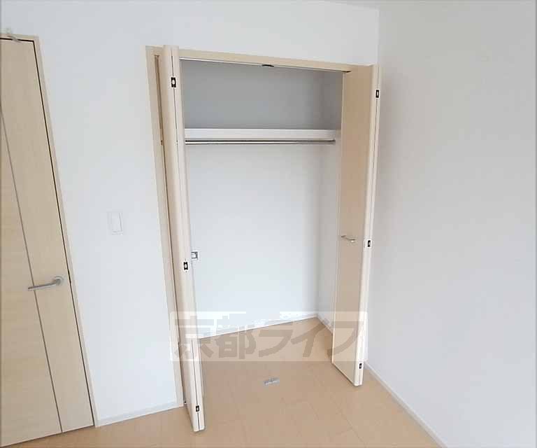 収納　服もかけれます。