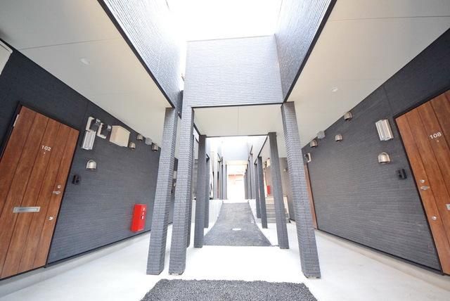 建物外観　オシャレな中庭のある敷地