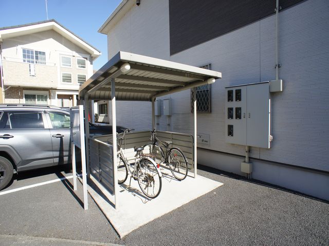 その他共有部分　屋根付きの駐輪場があります♪