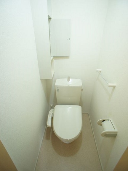 トイレ　落ち着いた色調のトイレです