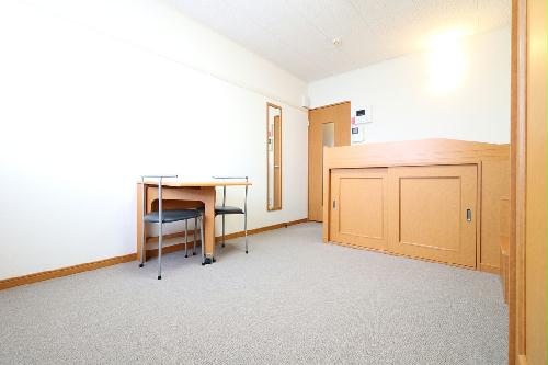 居室・リビング　ベッド下に収納スペースあり！荷物が多くても十分に収まります