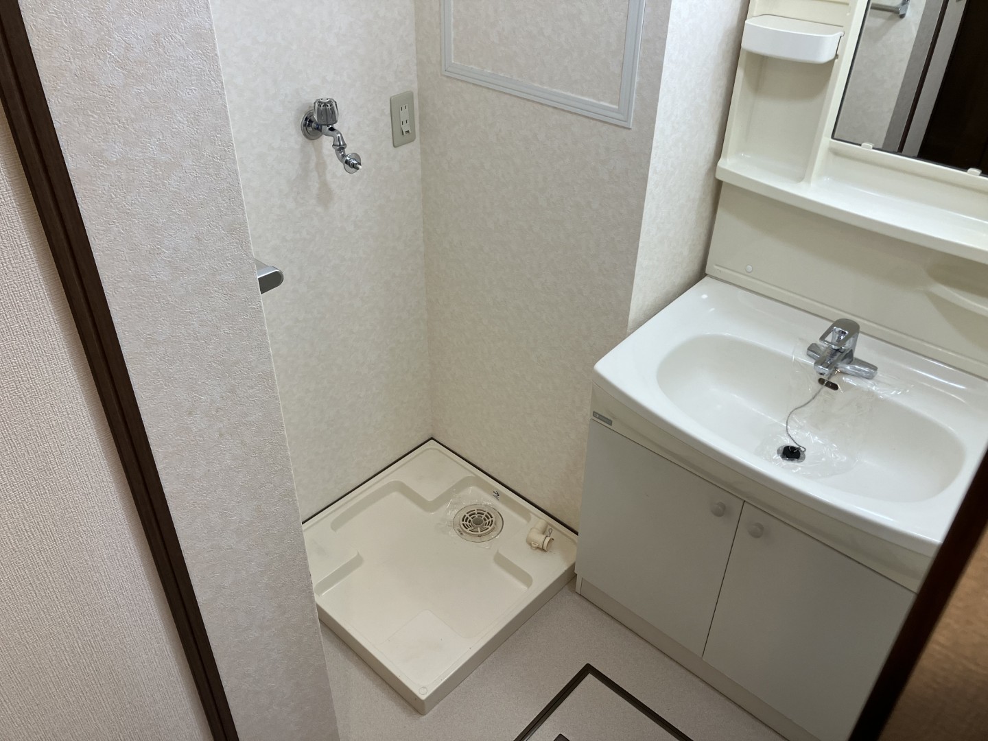 洗面設備　参考写真　独立洗面化粧台　横には洗濯機置場