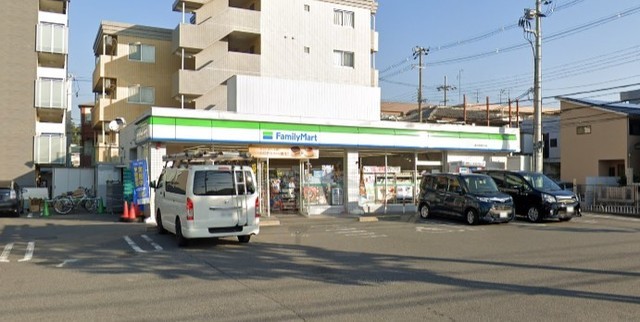 コンビニ　ファミリーマート　豊中長興寺北（コンビニ）まで302m