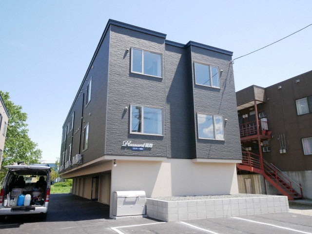 札幌市北区篠路二条のアパートの建物外観