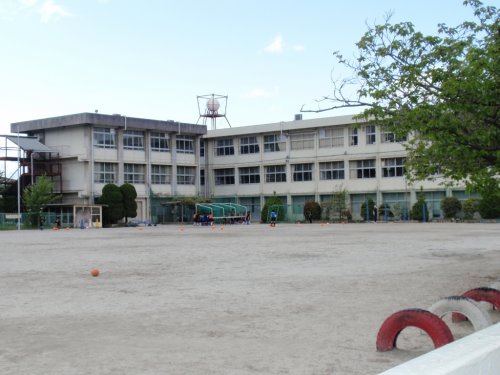 【香芝市五位堂のマンションの小学校】