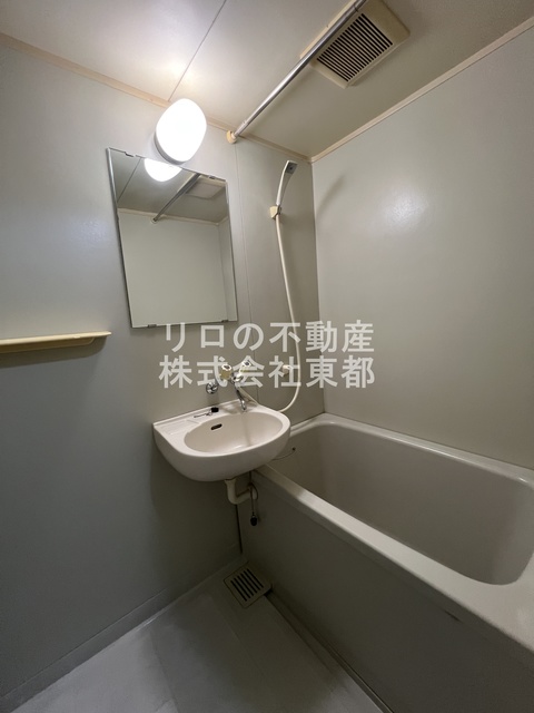 バス・シャワールーム　洗面ボールと一体型のバスルームです♪