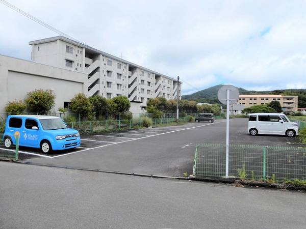 【ビレッジハウス江上1号棟の駐車場】