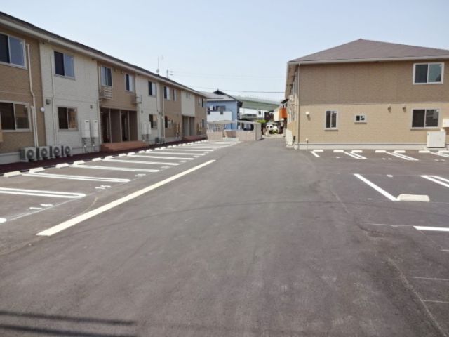 【松山市古川南のアパートの駐車場】