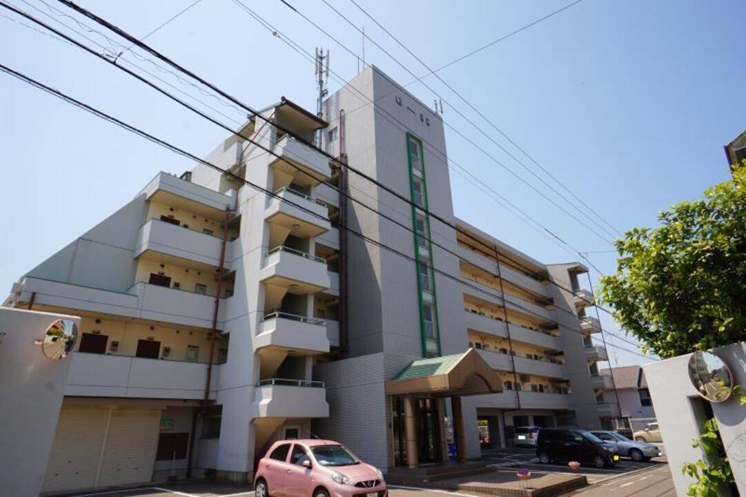 松山市来住町のマンションの建物外観