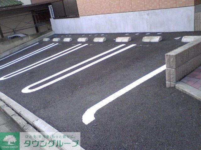 【松戸市小金原のマンションの駐車場】