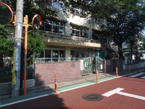 【世田谷区梅丘のアパートの小学校】