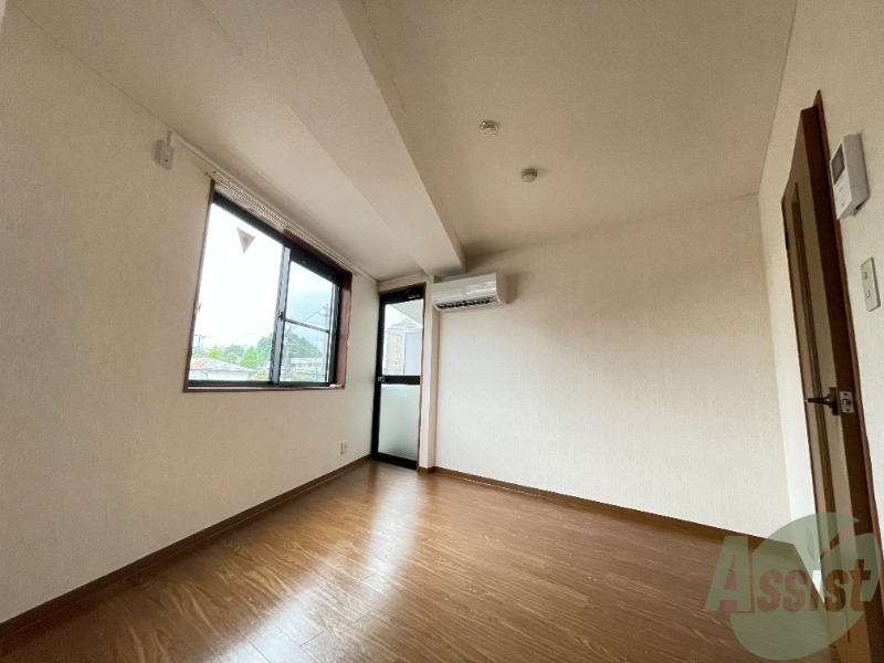 居室・リビング　こちらは６帖の寝室です。シンプルで落ち着きのあるお部屋です。