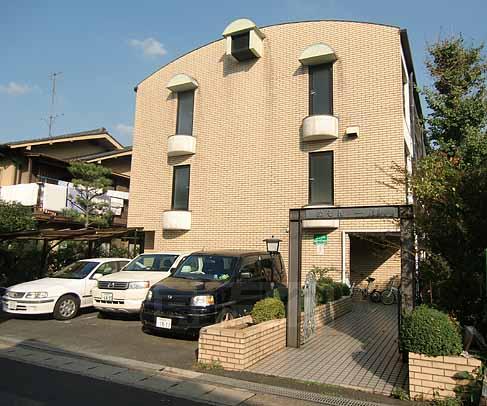 京都市右京区嵯峨天龍寺油掛町のマンションの建物外観