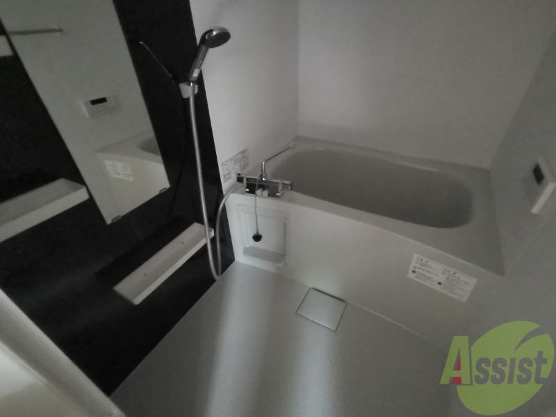 バス・シャワールーム　バスルームは疲れを癒すのに十分な広さです。