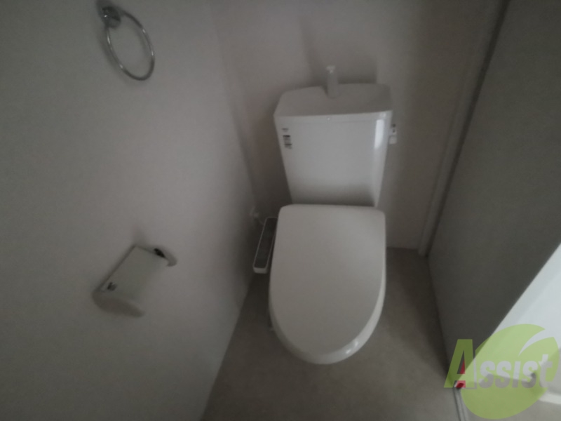トイレ　トイレはシンプルで清潔感のある造りになってます。
