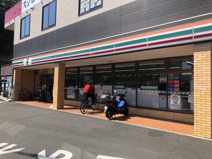 コンビニ　セブンイレブン（コンビニ）まで300m