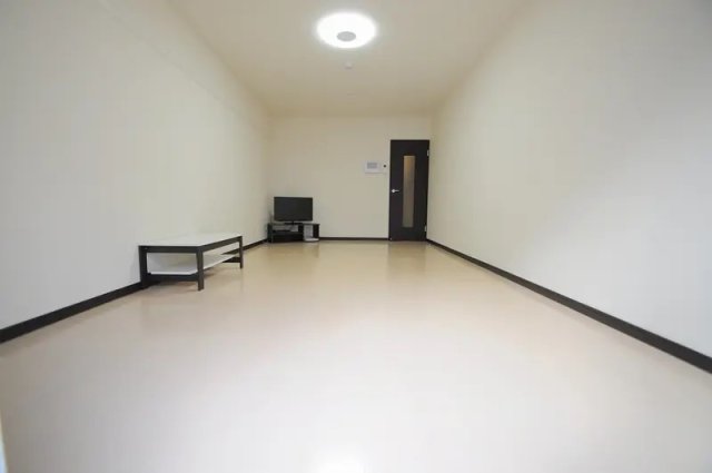 居室・リビング　同物件、別号室のものです。