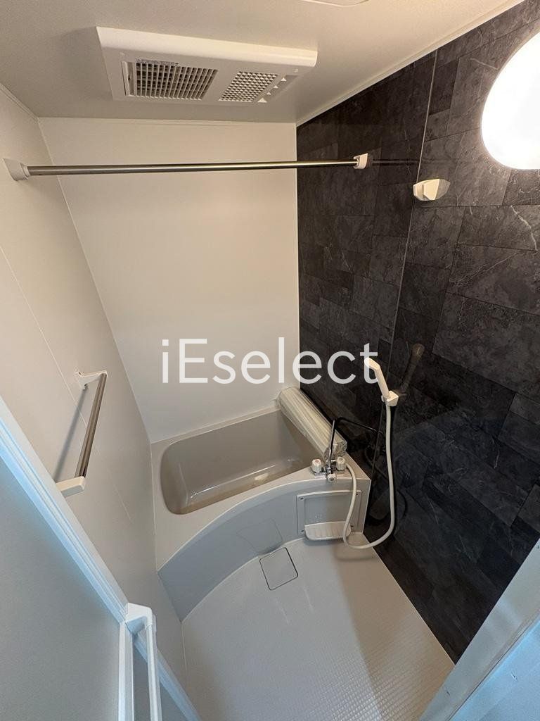 バス・シャワールーム　浴室乾燥機能付きのゆったりバスルーム♪