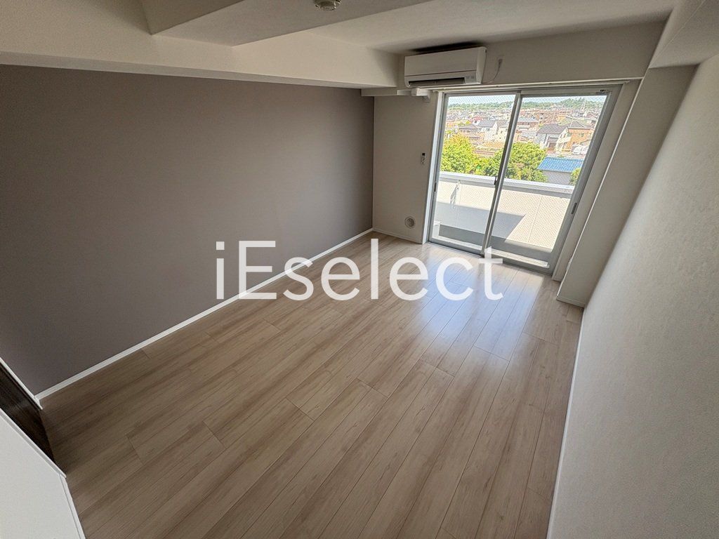 居室・リビング　アクセントクロスの明るいお部屋です♪