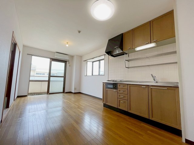 居室・リビング　こちらの居間で趣味の時間をお楽しみください