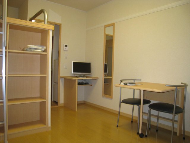 居室・リビング　同物件、別号室のものです。