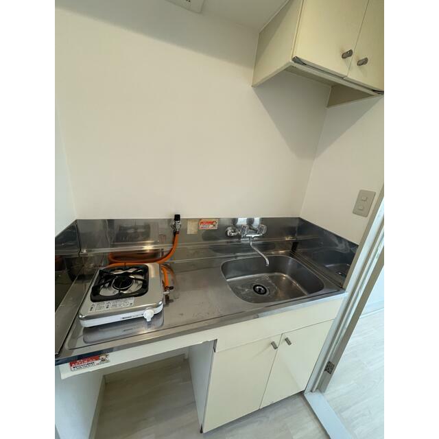 キッチン　キッチンには、一口ガスコンロを設置。コンロ下にはミニ冷蔵庫を