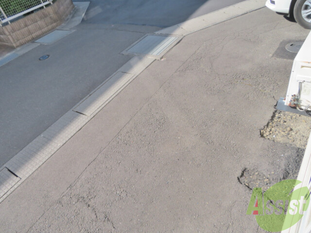 バルコニー　日差しが良く入るので外で洗濯物を干せそうですね。