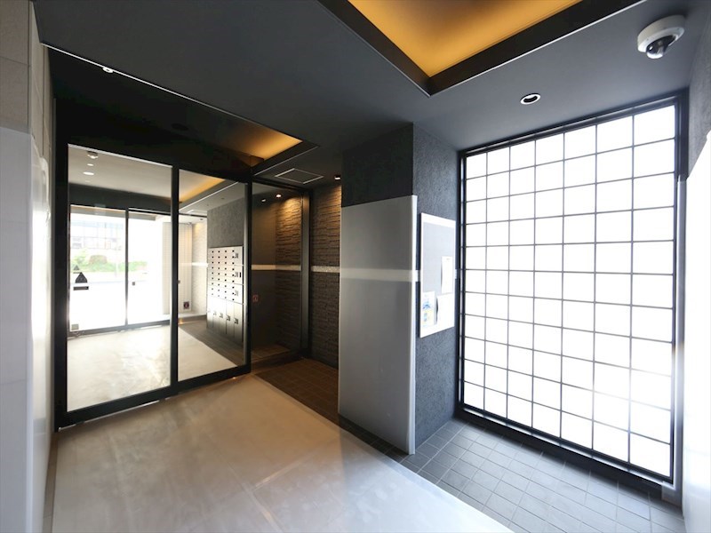 エントランス　エントランス　オートロック　宅配ＢＯＸ　防犯カメラ