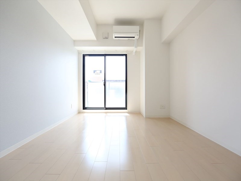 バルコニー　洋室8.3帖　2面採光　エアコン完備　バルコニー