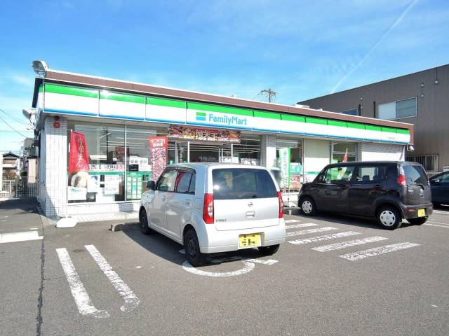 コンビニ　ファミリーマート（コンビニ）まで549m