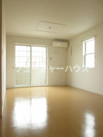 居室・リビング　こちらの居間で趣味の時間をお楽しみください