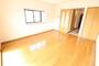 居室・リビング　２　陽当たり抜群の１０帖洋室　出窓あり♪