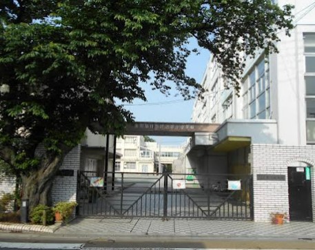 中学校　目黒第十中学校（中学校）まで355m