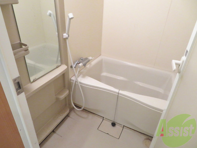 バス・シャワールーム　こちらはお風呂。一日の疲れをここで癒してください。