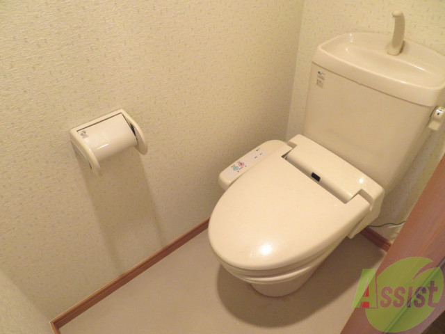 トイレ　ウォシュレット機能がついたトイレです。安心して使用できますね