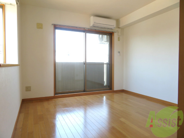 その他部屋・スペース　寝室には窓があるので、朝の目覚めが良さそうです。