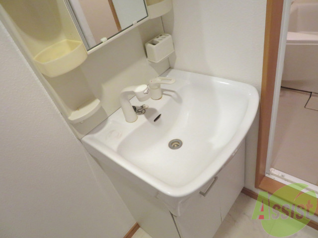 洗面設備　独立洗面台。朝の身支度はここでばっちり決めましょう。