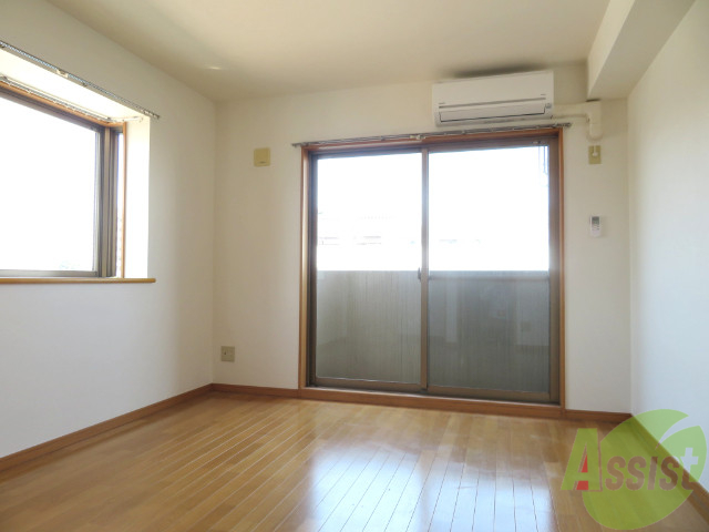 居室・リビング　リビングはこんな感じです。窓が大きくてよく陽が入ってきます。