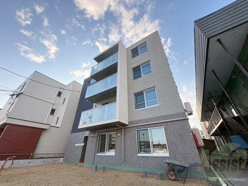 建物外観　西区二十四軒３条「ドゥーロジュマンIII」