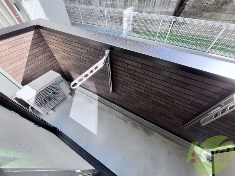 バルコニー　バルコニーには物干し可能スペースがございます。