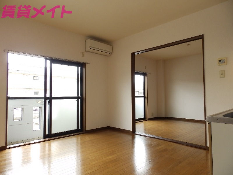 居室・リビング　同物件別部屋のお写真です。