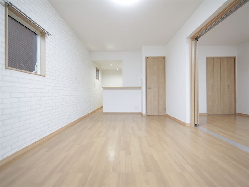 居室・リビング　ＬＤＫ13帖　カウンターキッチン　エアコン付　南面バルコニー