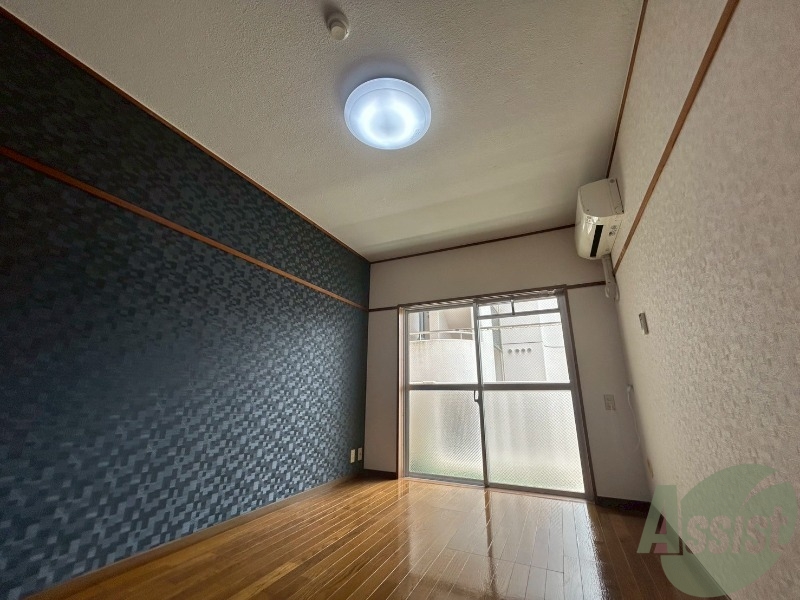 居室・リビング　６帖の洋室です。日当たりも良く壁紙がお洒落ですね。