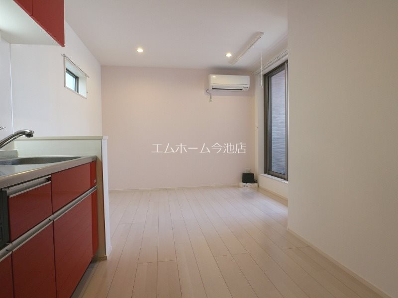 居室・リビング　LDK9.3帖　エアコン付　バルコニーに面しています