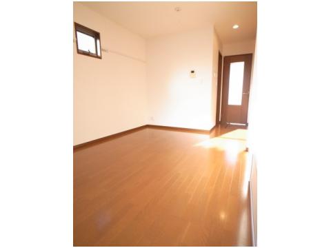 居室・リビング　明り取り用の小窓もありますね