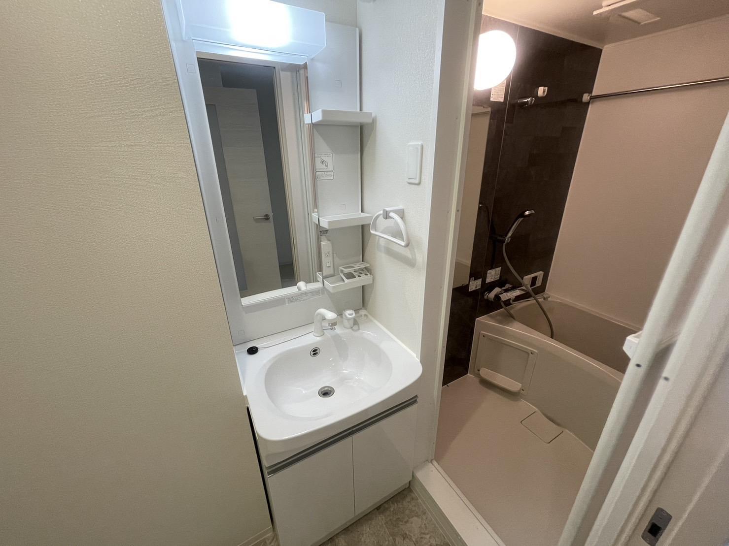 洗面設備　小物トレイが便利な洗髪洗面化粧台♪