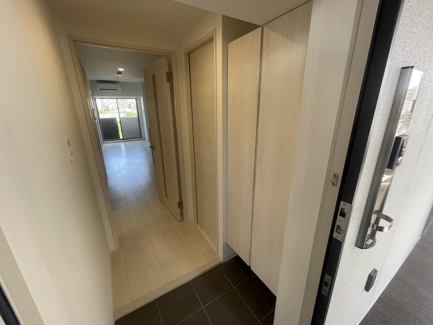 玄関　玄関には靴をたくさん収納できるトールタイプのシューズボックス